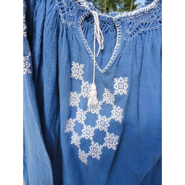 Vintage 1975  Women’s Handmade Romanian Embroidered Blouse Blue & White Cotton S