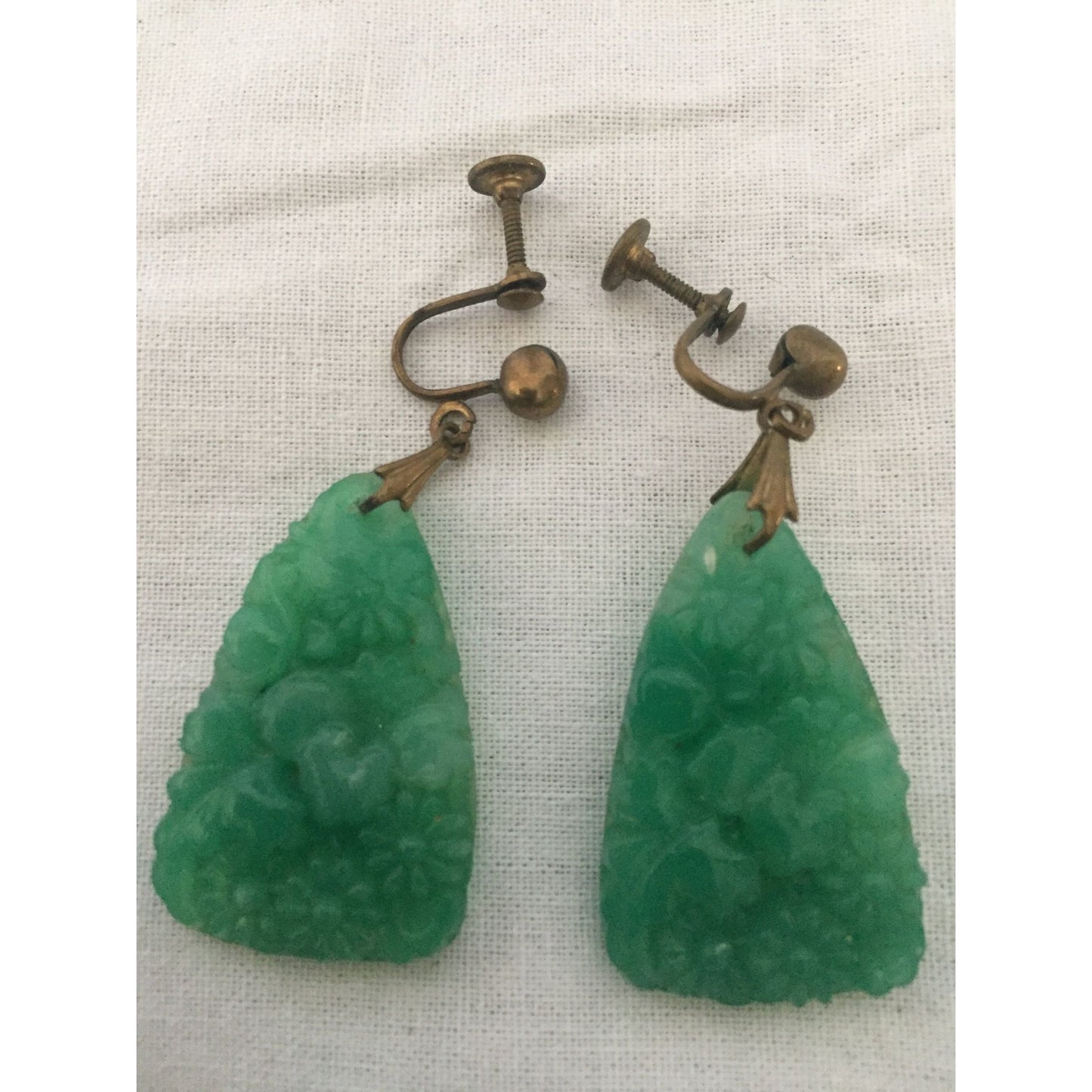 Vtg MCM 1940's Hand Carved Jade Floral Pattern Triangle Drop Dangle Earrings Non Pierced Gold Tone Screw Backs