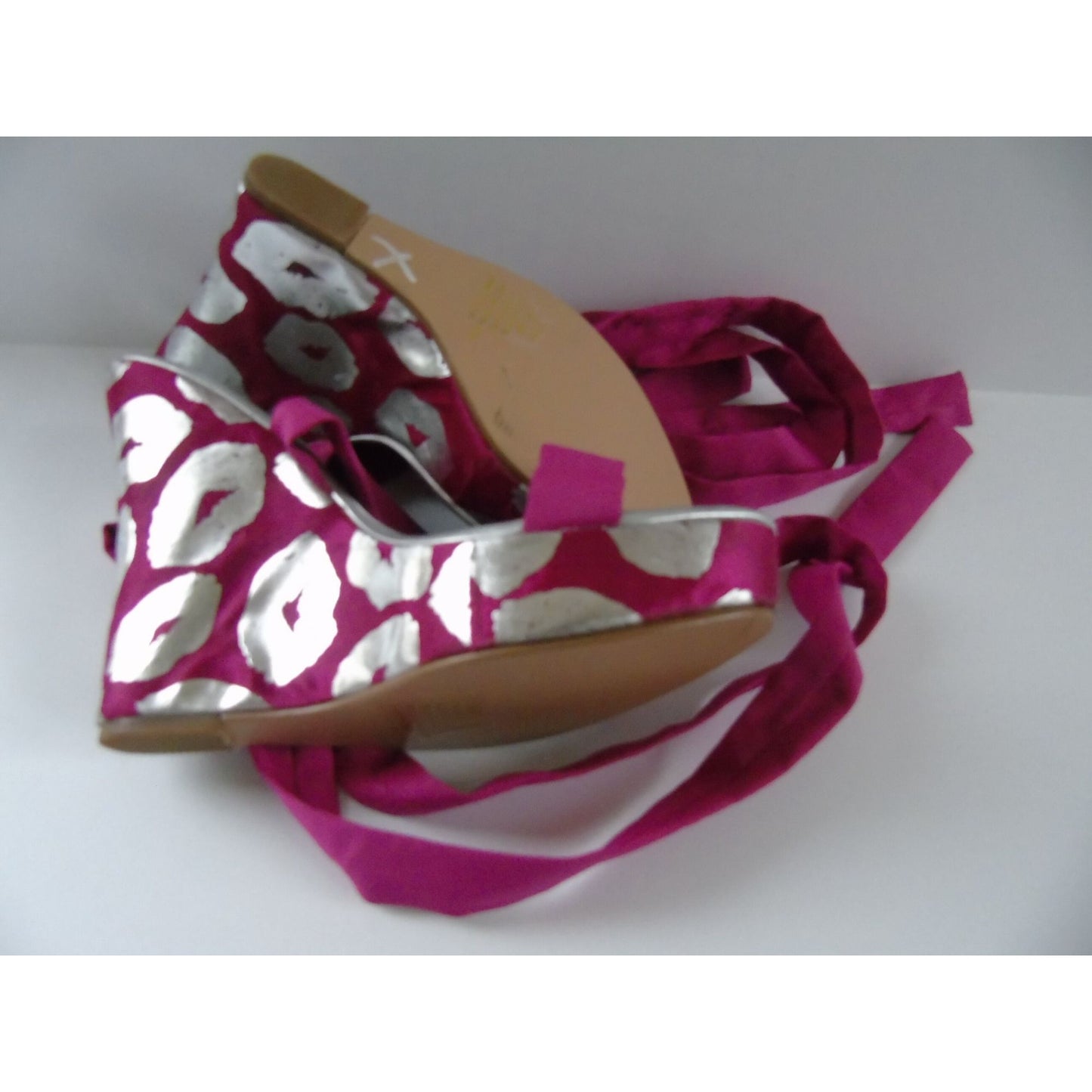 Colin Stuart Pink Silver Platform Shoes Strappy Fabric Kisses Size 5 1/2 M Sandals