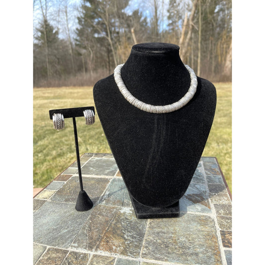 Vtg Silver Tone 15" Metal Choker With Matching Clip On Earrings In A Stripe And Chevon Pattern