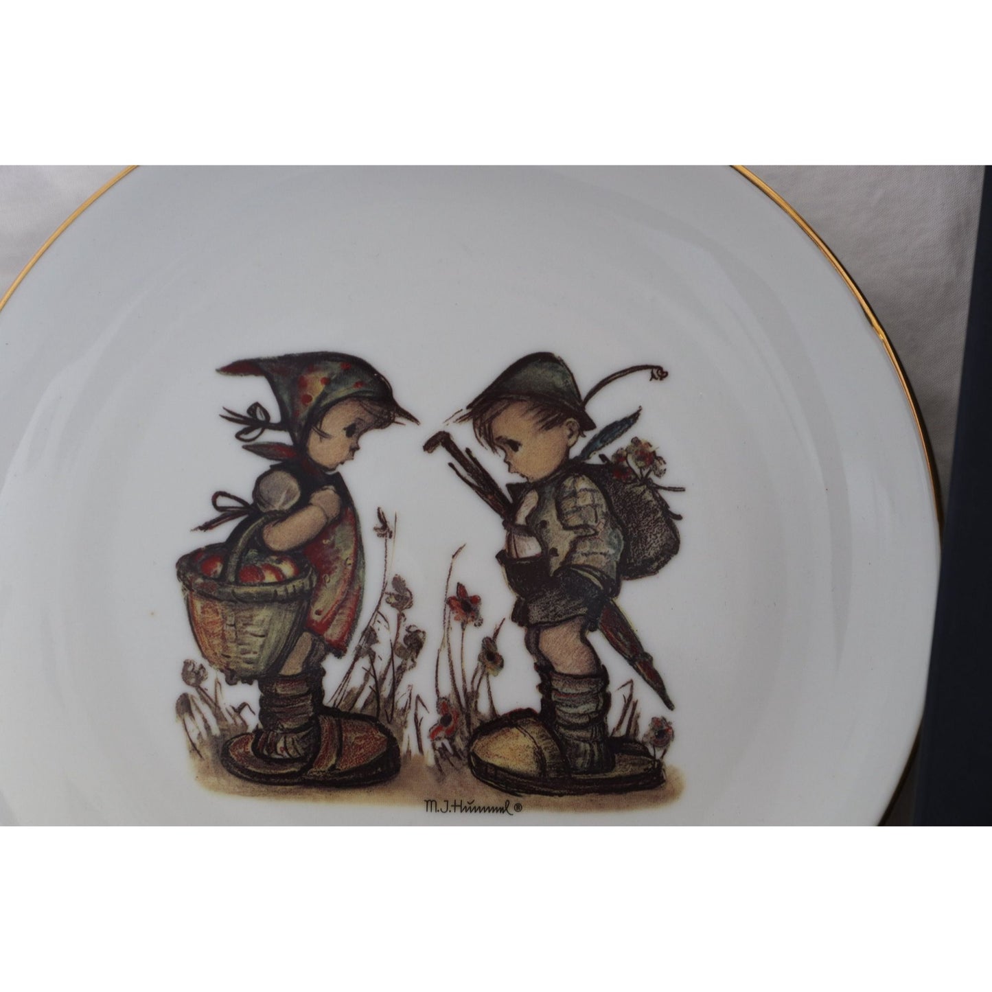 Vintage M. J. Hummel "Off To Town" "Looks Like Rain" Reutter Germany Porzellan 6 1/2" Plate