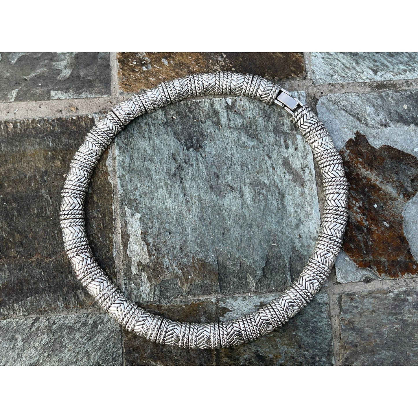 Vtg Silver Tone 15" Metal Choker With Matching Clip On Earrings In A Stripe And Chevon Pattern