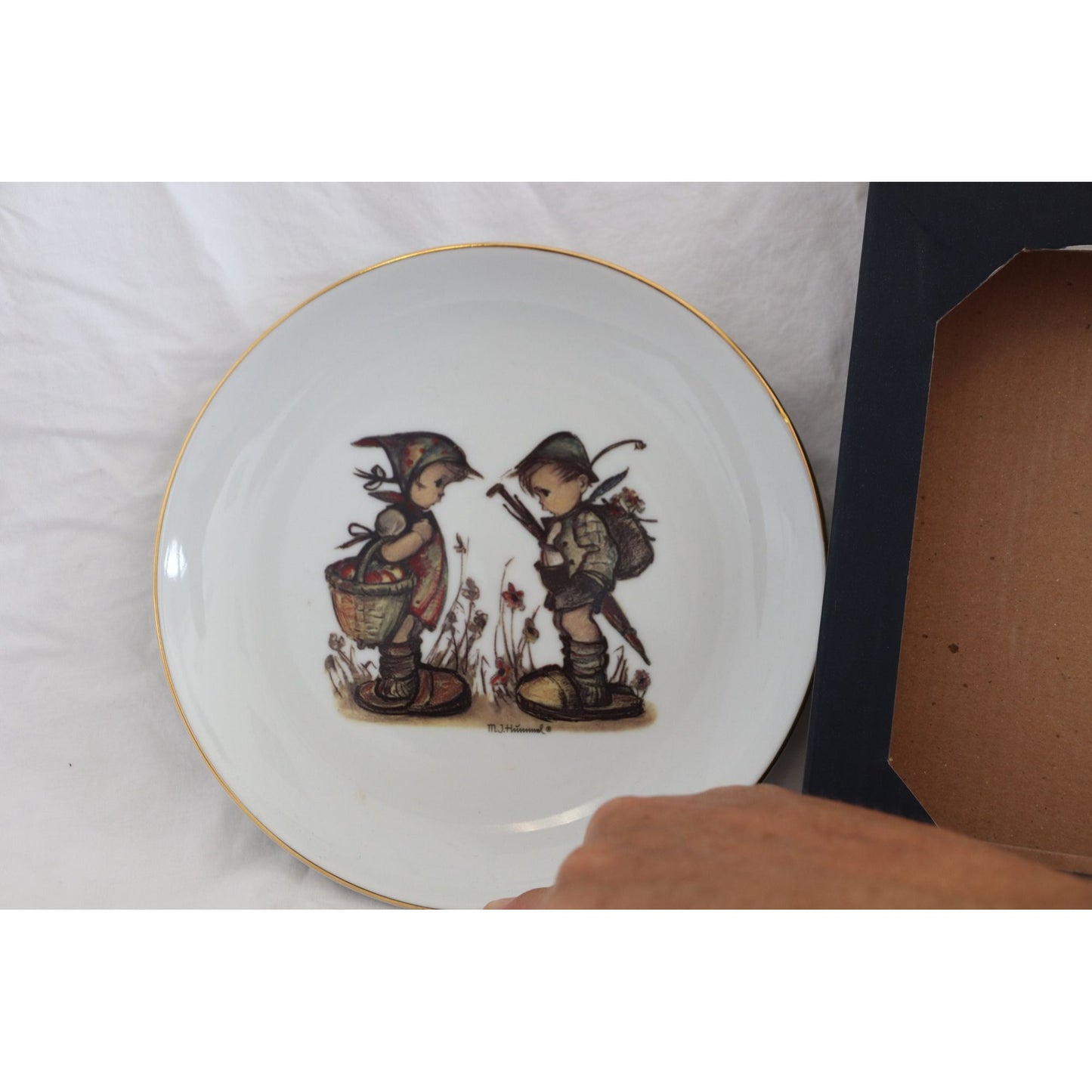 Vintage M. J. Hummel "Off To Town" "Looks Like Rain" Reutter Germany Porzellan 6 1/2" Plate