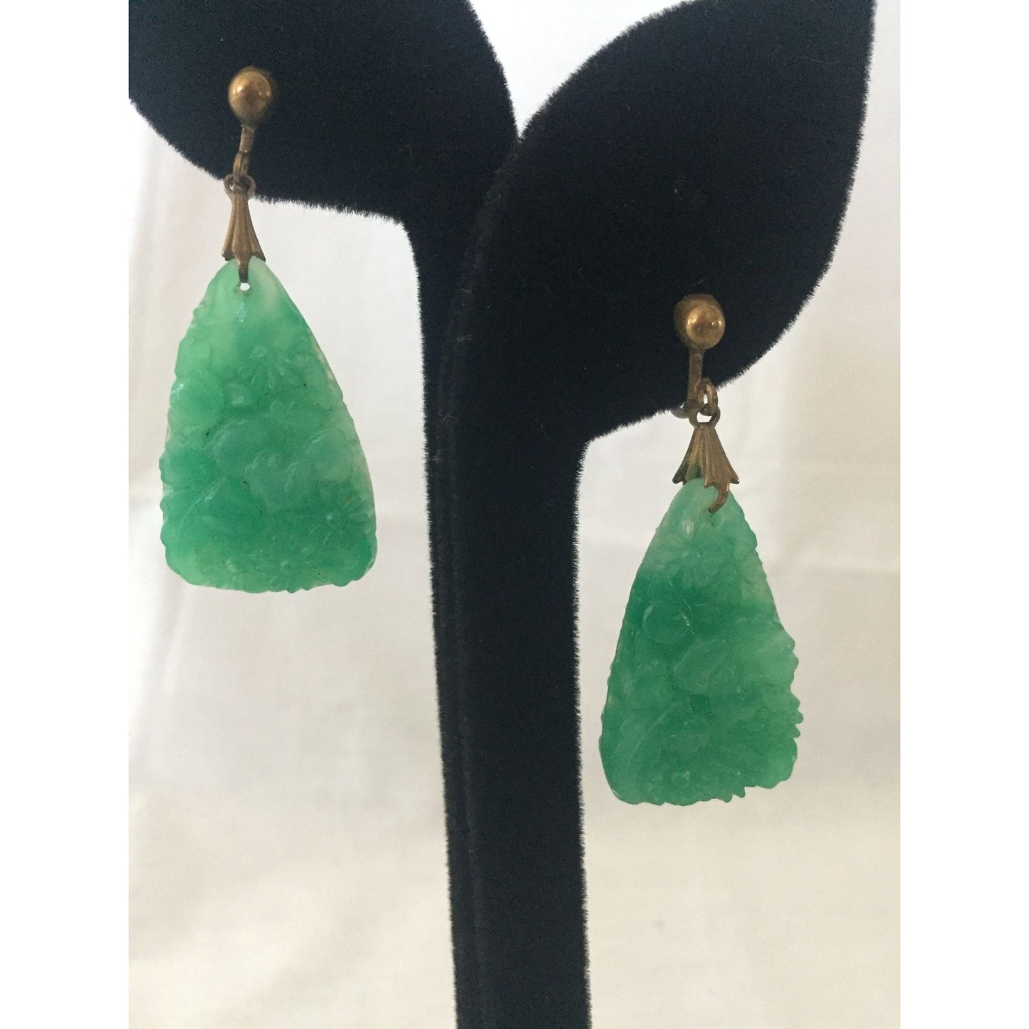 Vtg MCM 1940's Hand Carved Jade Floral Pattern Triangle Drop Dangle Earrings Non Pierced Gold Tone Screw Backs