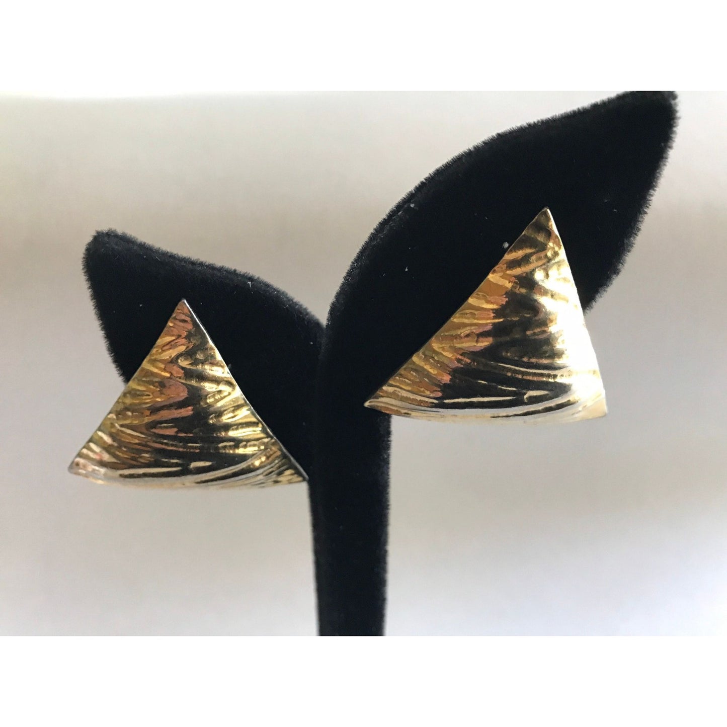 Vtg 1980's Robin Kahn Gold Plated Triangle Non-Pierced Clip Earrings Textured Striped