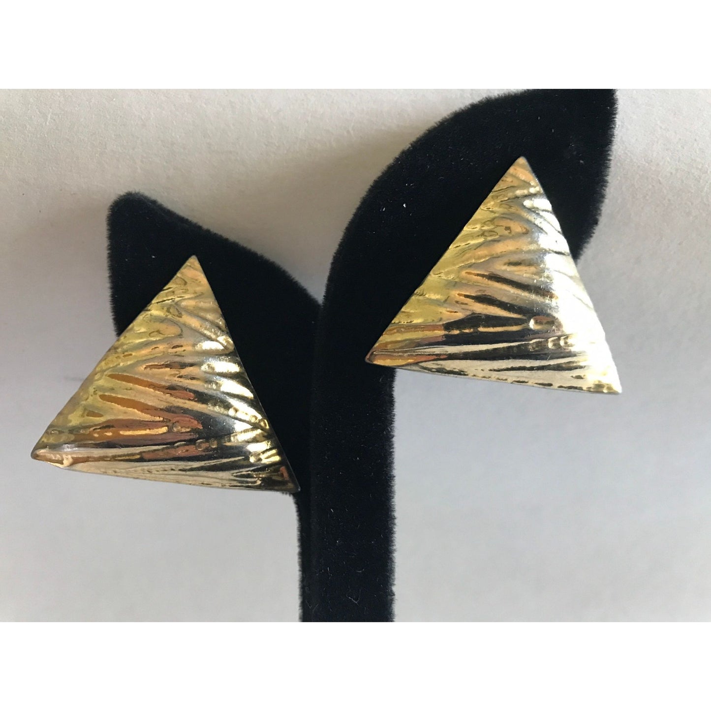 Vtg 1980's Robin Kahn Gold Plated Triangle Non-Pierced Clip Earrings Textured Striped