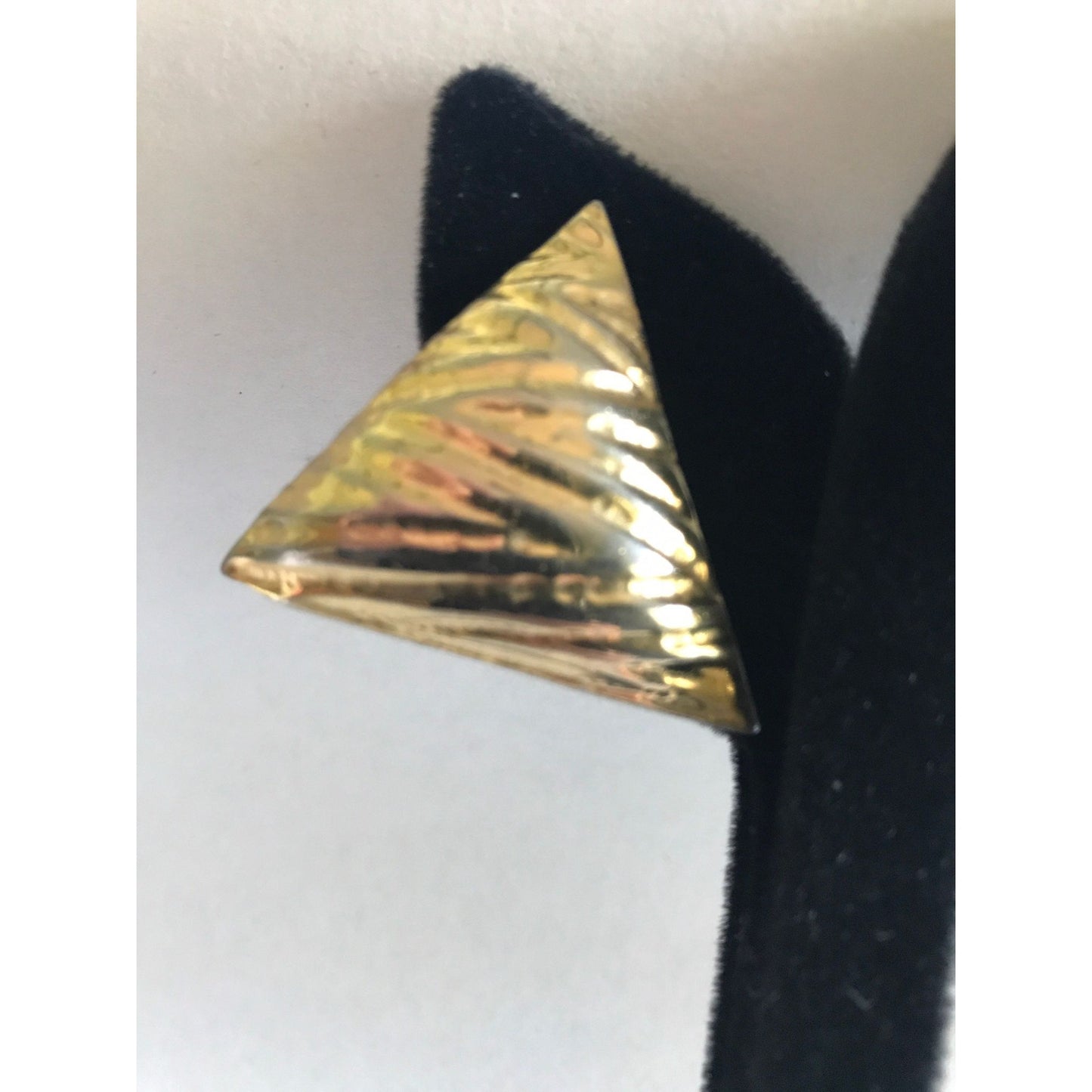 Vtg 1980's Robin Kahn Gold Plated Triangle Non-Pierced Clip Earrings Textured Striped