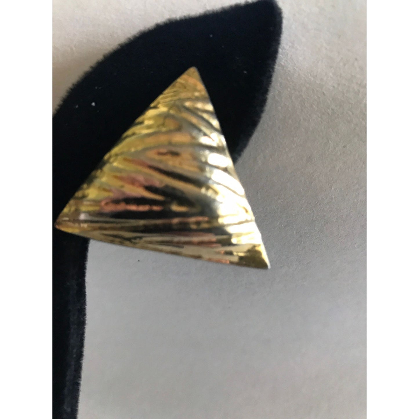 Vtg 1980's Robin Kahn Gold Plated Triangle Non-Pierced Clip Earrings Textured Striped