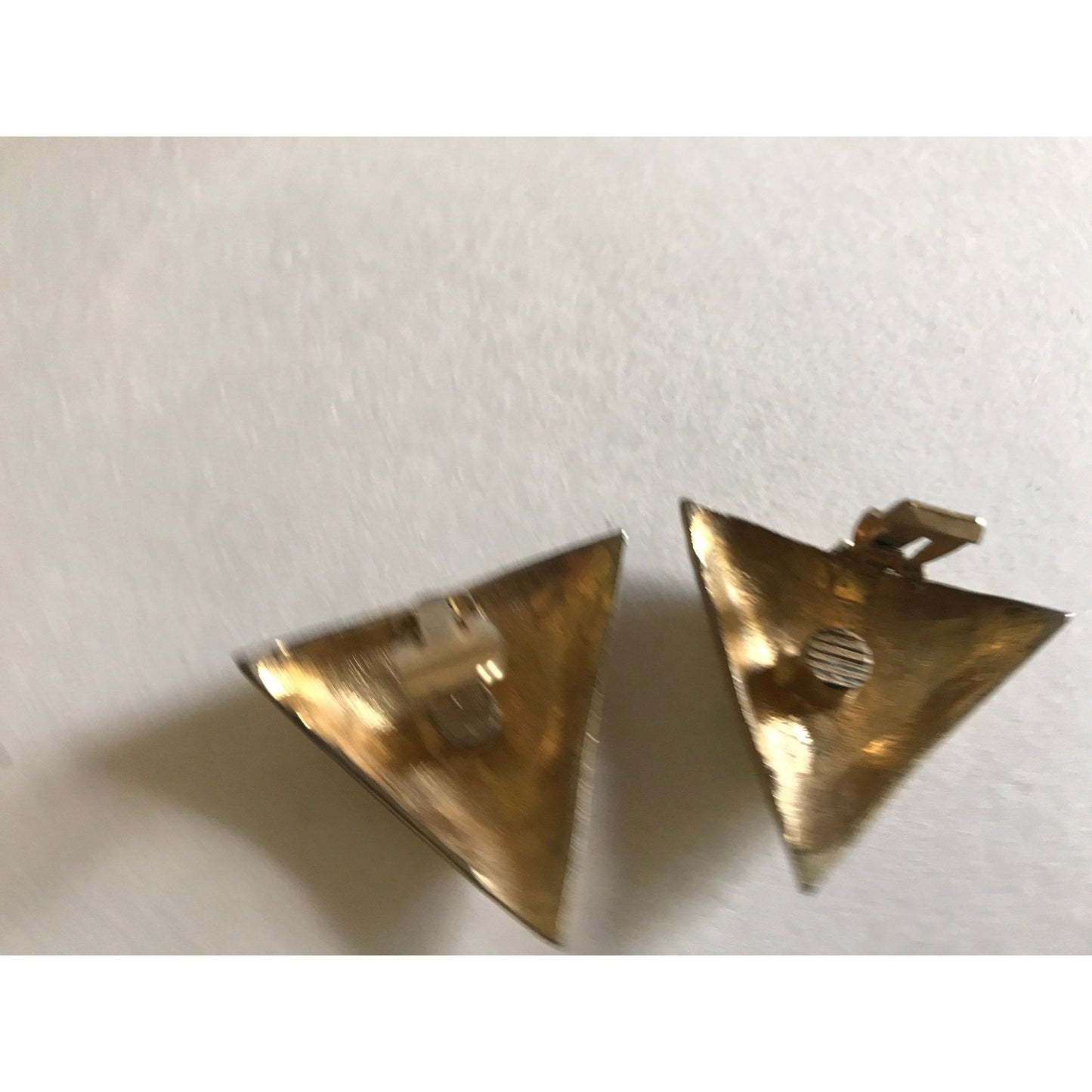 Vtg 1980's Robin Kahn Gold Plated Triangle Non-Pierced Clip Earrings Textured Striped