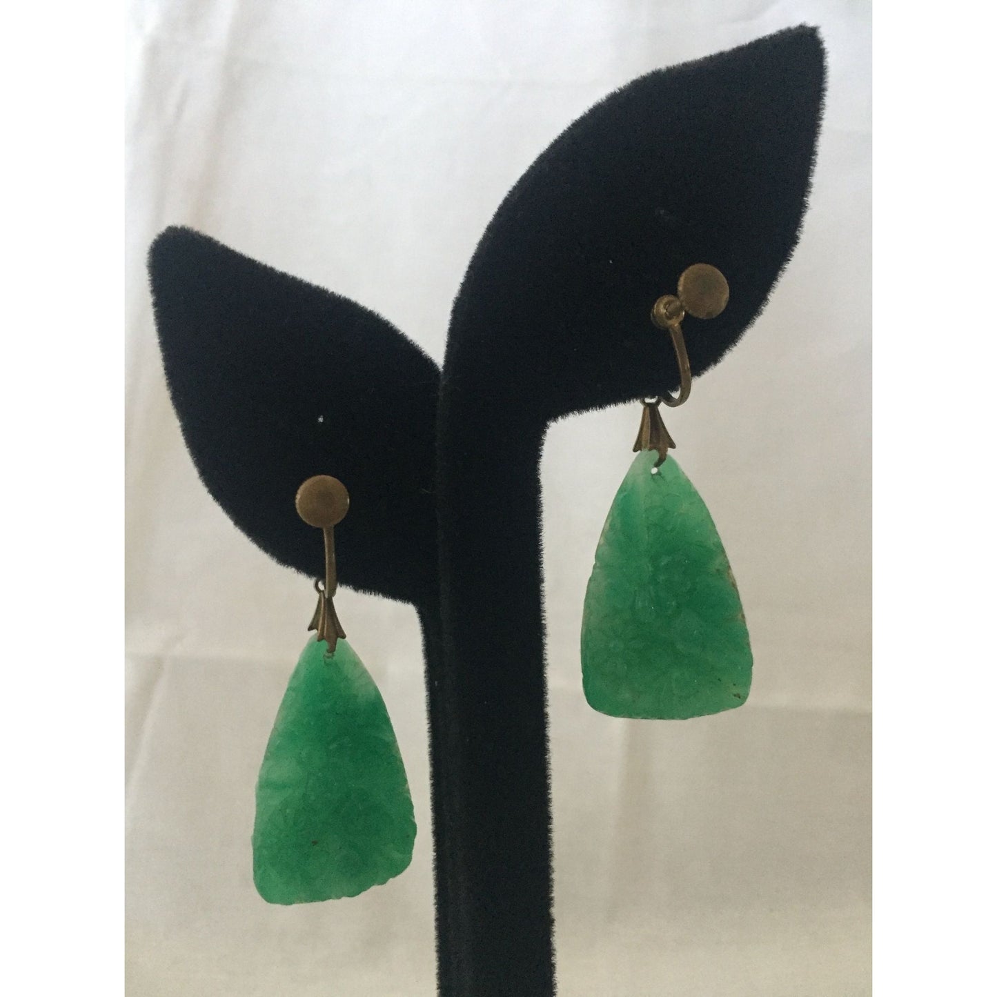 Vtg MCM 1940's Hand Carved Jade Floral Pattern Triangle Drop Dangle Earrings Non Pierced Gold Tone Screw Backs