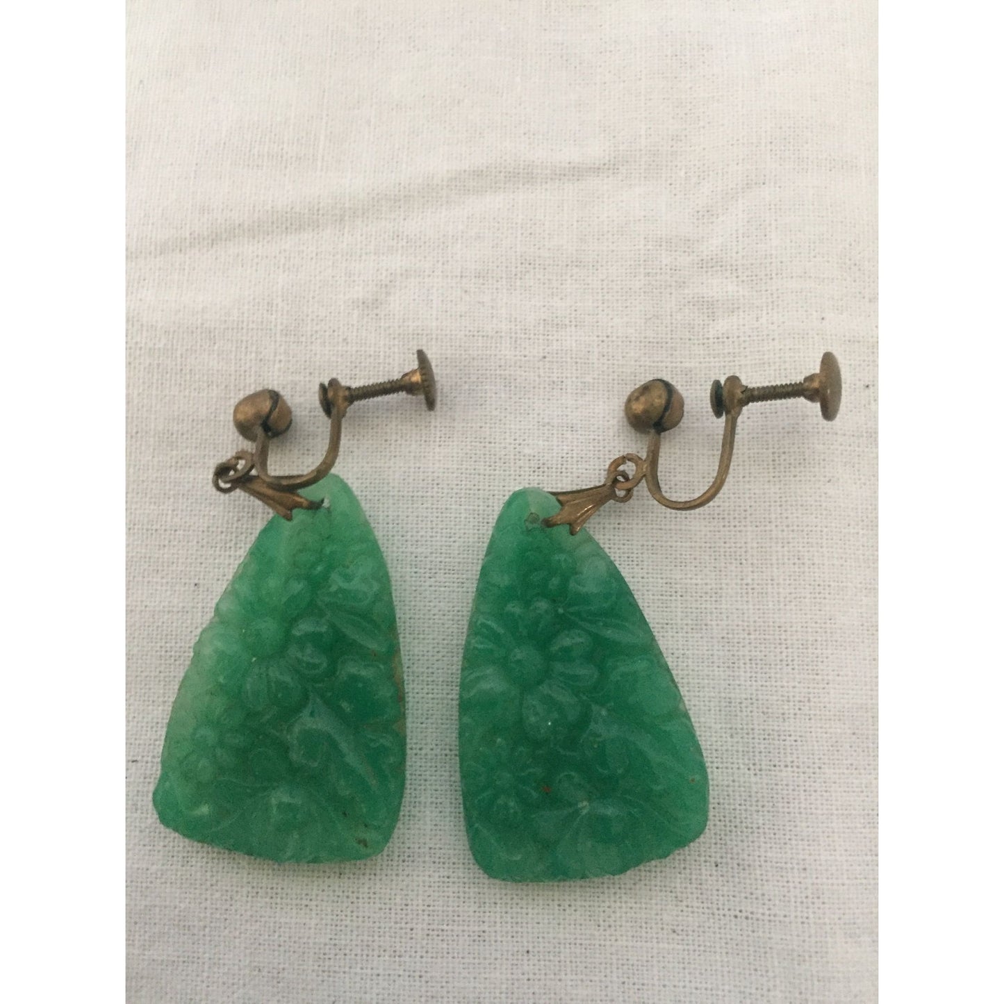 Vtg MCM 1940's Hand Carved Jade Floral Pattern Triangle Drop Dangle Earrings Non Pierced Gold Tone Screw Backs