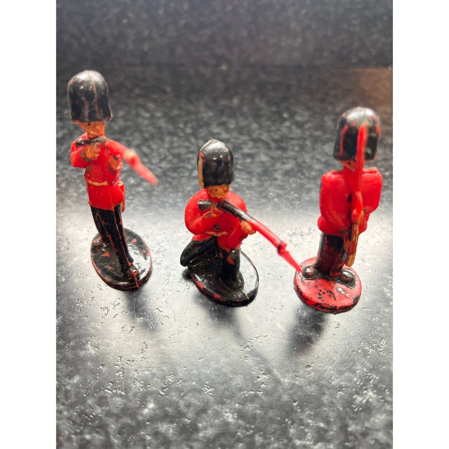 Vtg Set Of 3 British Toy Soldiers Plastic 2 Standing 1 Kneeling Wearing Bearskin Grenadier Hats Hong Kong