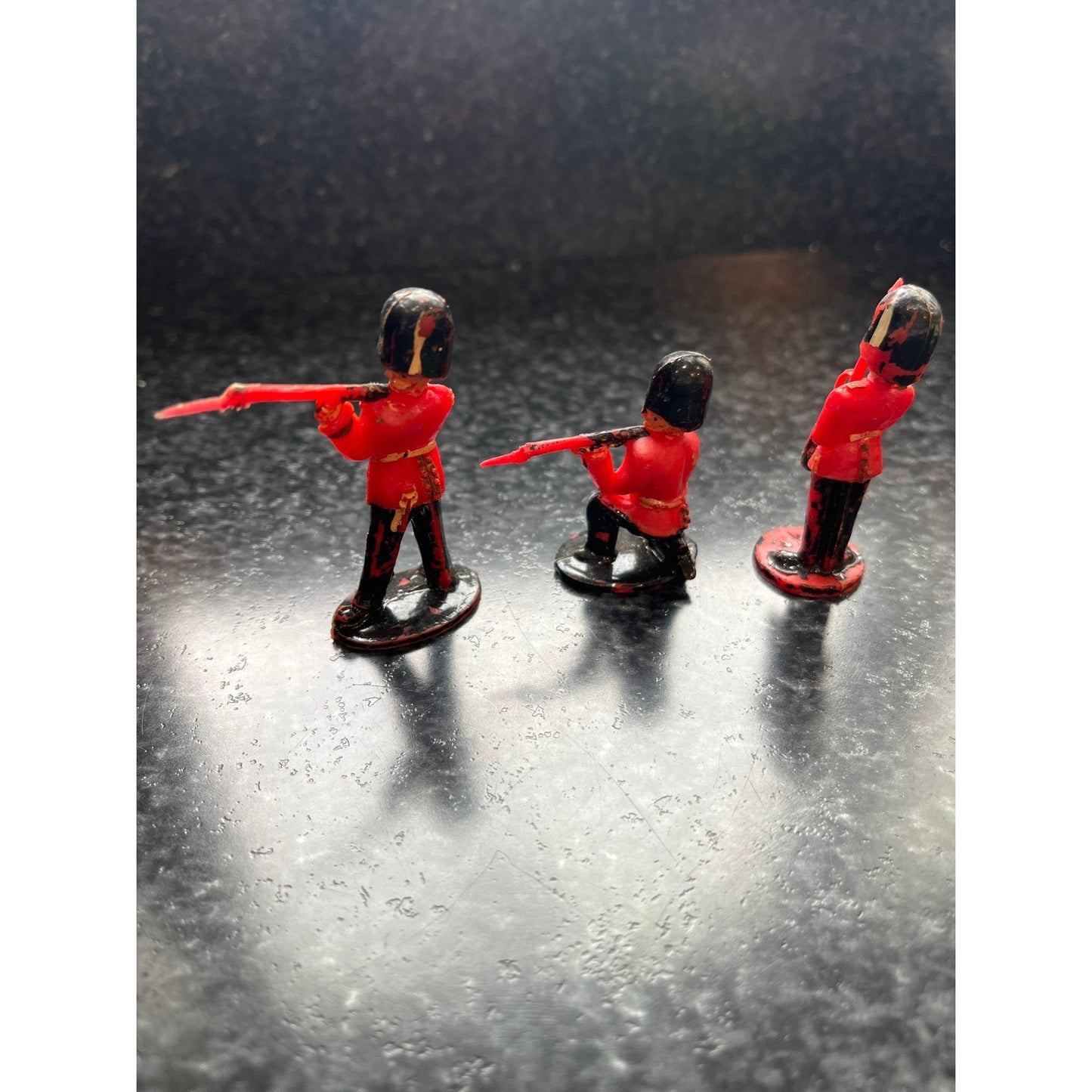 Vtg Set Of 3 British Toy Soldiers Plastic 2 Standing 1 Kneeling Wearing Bearskin Grenadier Hats Hong Kong